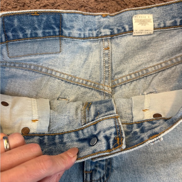 2 FOR $20 Levis 550 Relaxed Light Wash Denim Shorts Size 33 x 7 Inch Inseam - Picture 3 of 9